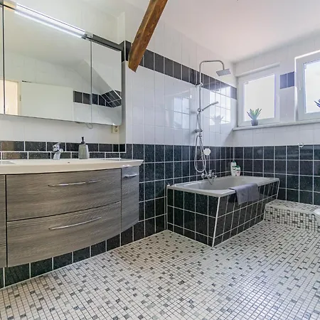 Apartment Lausitz-apartment, 80m2, Waschtrockner, 2 X Parkplaetze, Kueche, Netflix Cottbus